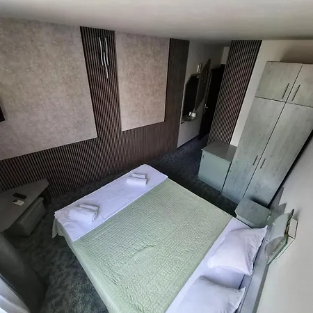 卡罗纳酒店 3*